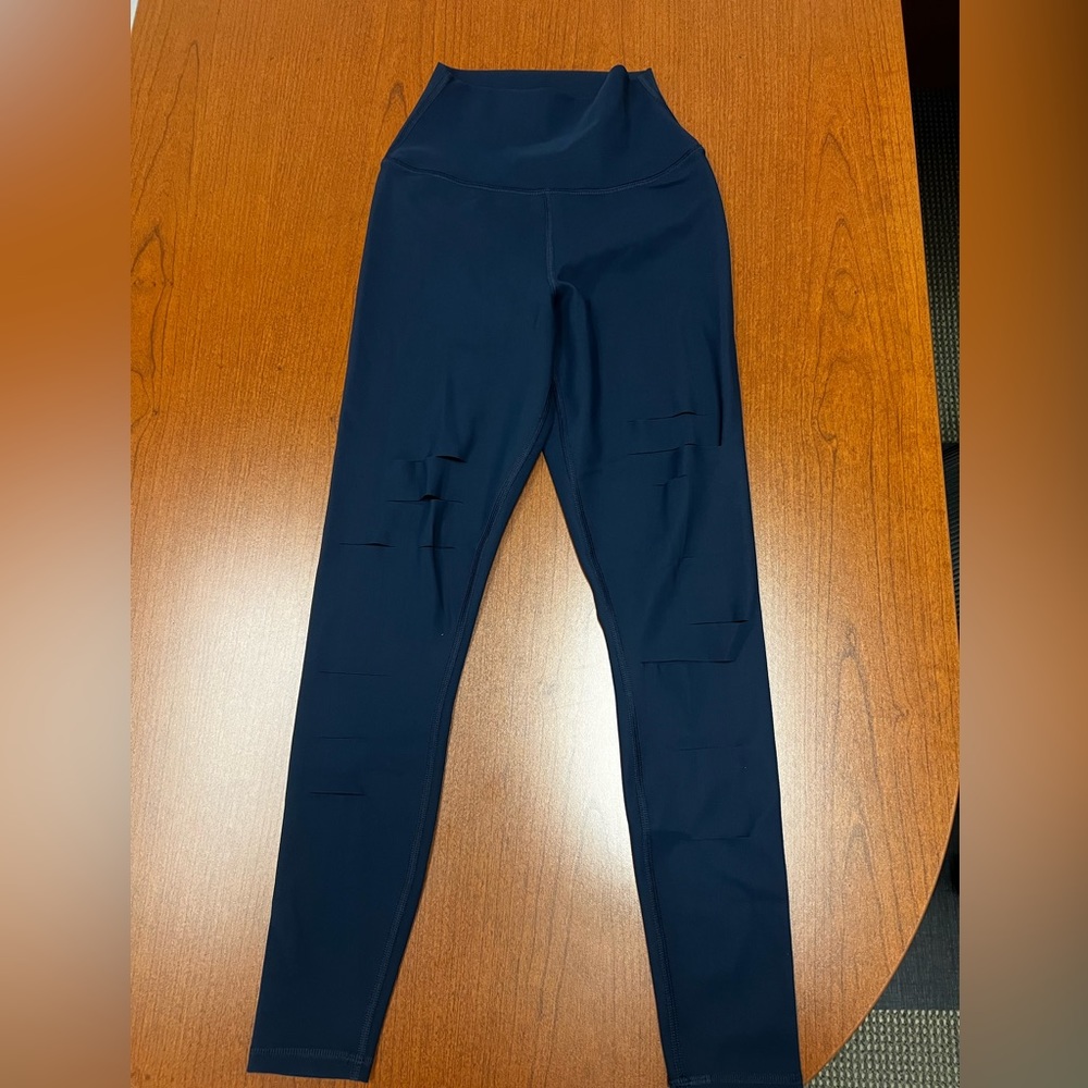 BNWOT - alo “ripped” Leggings